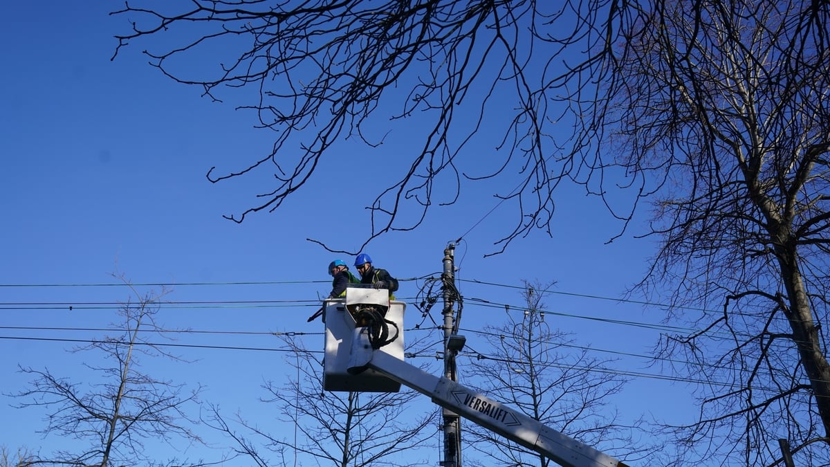 அமெரிக்காவில் புயலால் இருளில் மூழ்கிய 39 ஆயிரம் வீடுகள்