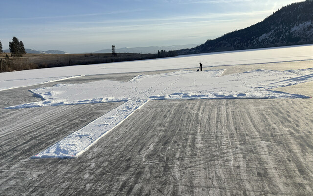 கனடாவில்  தேசிய கொடியை பனி படர்ந்த ஏரியில் உருவாக்கிய சிரேஸ்ட பிரஜைகள்