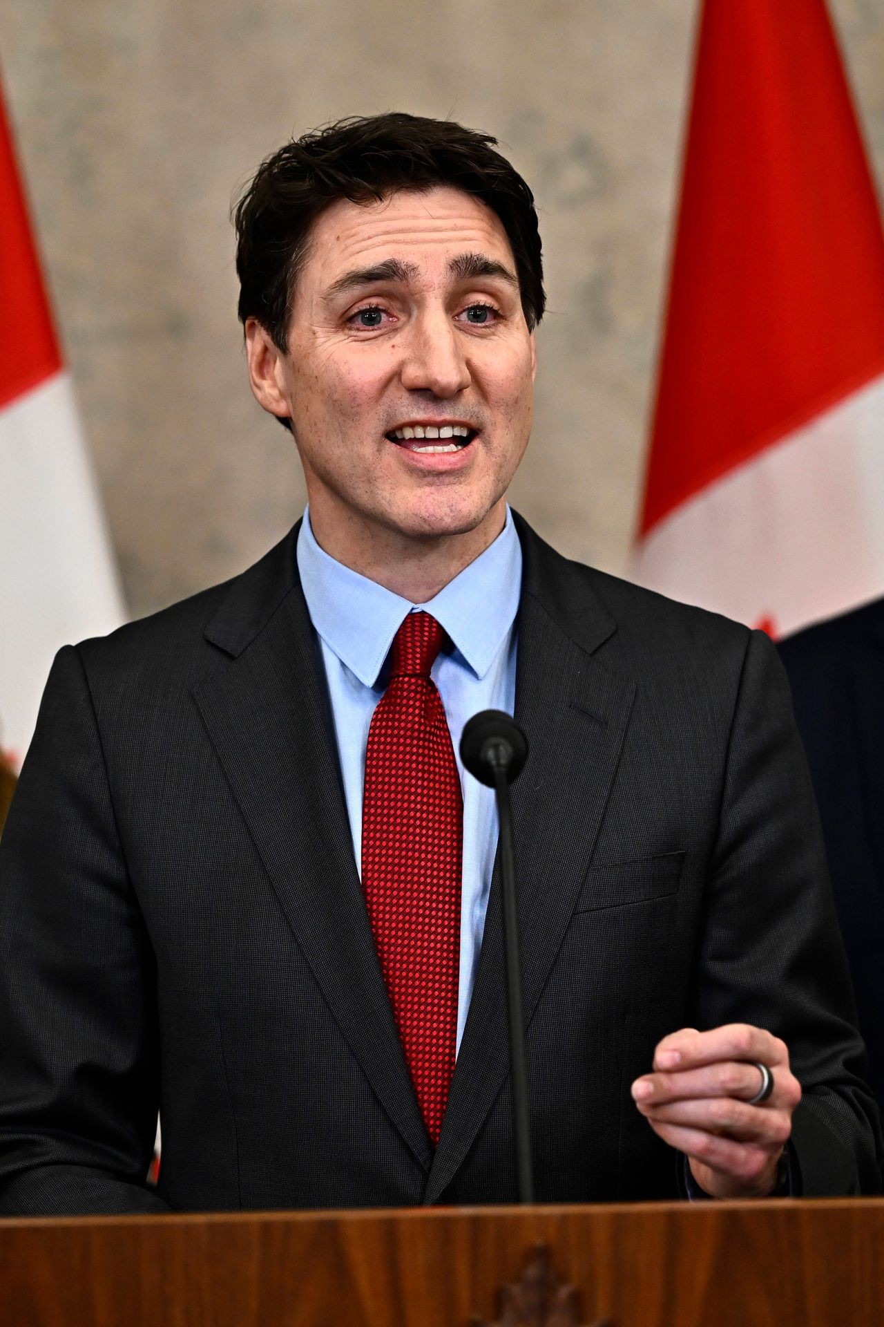 அமெரிக்காவுடனான வர்த்தக போரில் இருந்து ஒருபோதும் பின் வாங்க போவதில்லை என கனடா திட்டவட்டம்